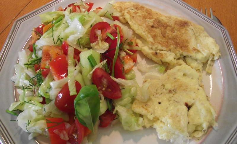 Omelett mit gemischtem Salat